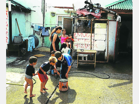 Mangelware: Sauberes, unvergiftetes Trinkwasser gibt es kaum. Mangelware: Sauberes, unvergiftetes Trinkwasser gibt es kaum.