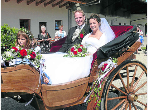 In einer Hochzeitskutsche ins gemeinsame Glück: Marion und Andreas. Foto: Franz Lamm In einer Hochzeitskutsche ins gemeinsame Glück: Marion und Andreas. Foto: Franz Lamm