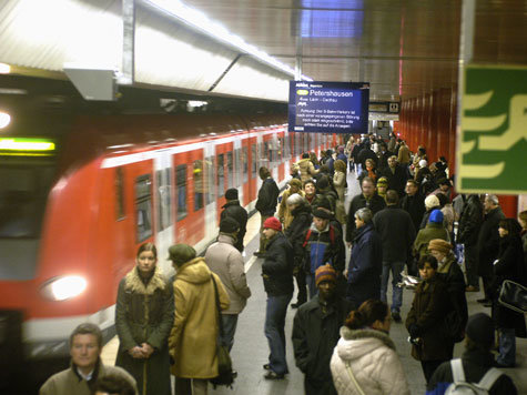 Auch im vergangenen Herbst und Winter kam es auf dem S-Bahn-Netz zu erheblichen Behinderungen wegen der Tempo-Beschränkungen. Auch im vergangenen Herbst und Winter kam es auf dem S-Bahn-Netz zu erheblichen Behinderungen wegen der Tempo-Beschränkungen.
