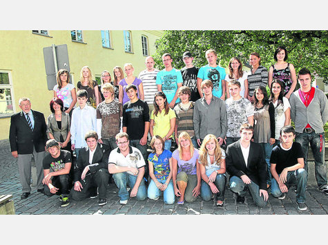 21 neue Gesichter beim TU-Standort in Weihenstephan: Andreas Abstreiter, Tobias Bugl, Daniela Günzkofer, Sandra Henning, Veronika Kaindl, Marcel Kelkel, Luke Kennedy, Johannes Koch, Franziska Kratzl, Julian Leuverink, Martin Neumeier, Daniel Schauberger, Simon Selleneit, Maximilian Sommer, Adelheid Vogl, Caroline Ziegler, Maximilian Lux, Franz Hillerbrand und Karl Sellmeier. Foto: lehmann 21 neue Gesichter beim TU-Standort in Weihenstephan: Andreas Abstreiter, Tobias Bugl, Daniela Günzkofer, Sandra Henning, Veronika Kaindl, Marcel Kelkel, Luke Kennedy, Johannes Koch, Franziska Kratzl, Julian Leuverink, Martin Neumeier, Daniel Schauberger, Simon Selleneit, Maximilian Sommer, Adelheid Vogl, Caroline Ziegler, Maximilian Lux, Franz Hillerbrand und Karl Sellmeier. Foto: lehmann