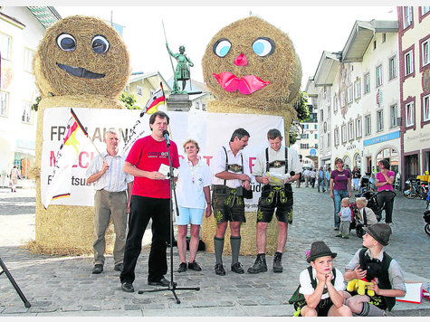 Große Puppen, kleine Kulisse: Der BDM und das Online-Netzwerk „Campact“ taten sich für eine Kundgebung in der Marktstraße zusammen. Foto: Pröhl Große Puppen, kleine Kulisse: Der BDM und das Online-Netzwerk „Campact“ taten sich für eine Kundgebung in der Marktstraße zusammen. Foto: Pröhl