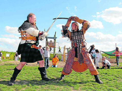 Eisenharter Kampf im Todeskreis: Highlander Saoranach (l.) und sein Gegner Vargtass vom ungarischen Reitervolk gehen ordentlich zur Sache. Foto: Förtsch Eisenharter Kampf im Todeskreis: Highlander Saoranach (l.) und sein Gegner Vargtass vom ungarischen Reitervolk gehen ordentlich zur Sache. Foto: Förtsch