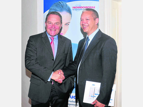 Ein H&auml;ndedruck zur Begr&uuml;&szlig;ung: Bayerns Wissenschaftsminister Wolfgang Heubisch (l.) und FH-Pr&auml;sident Christian Werner. foto: nie