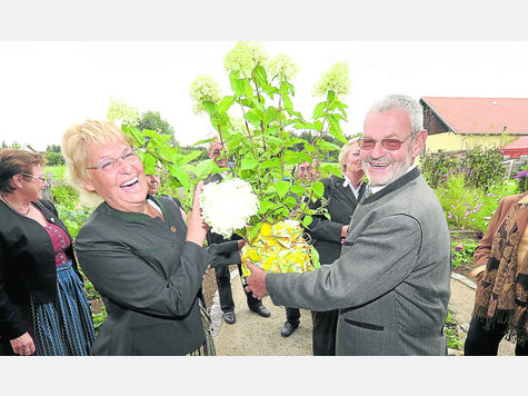 Gemeinsame Leidenschaft: Andechs’ Bürgermeisterin Anna Neppel ist zweite Vorsitzende des Gartenbauvereins Frieding und war viele Jahre Geschäftsführerin im Kreisverband. Sie überreichte Helmut Seibert eine Rispen-Hortensie. Foto: Sauer Gemeinsame Leidenschaft: Andechs’ Bürgermeisterin Anna Neppel ist zweite Vorsitzende des Gartenbauvereins Frieding und war viele Jahre Geschäftsführerin im Kreisverband. Sie überreichte Helmut Seibert eine Rispen-Hortensie. Foto: Sauer