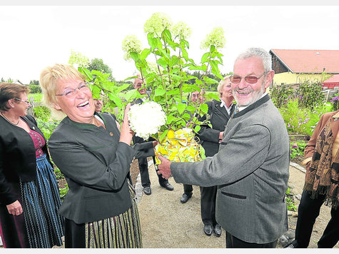 Eine Rispenhortensie schenkte Anna Neppel, B&uuml;rgermeisterin von Andechs und 2. Vorsitzende des Obst- und Gartenbauvereins Frieding, Helmut Seibert zum GLV-Jubil&auml;um. f: js