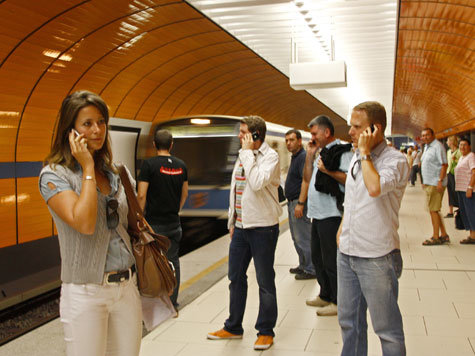 Fahrg&auml;ste der M&uuml;nchner U-Bahn testen das Netz am Marienplatz.