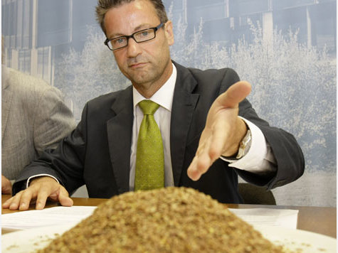 Baden-Wuerttembergs Verbraucherminister Peter Hauk zeigt in Stuttgart auf einem Teller mit Leinsamen. Baden-Wuerttembergs Verbraucherminister Peter Hauk zeigt in Stuttgart auf einem Teller mit Leinsamen.