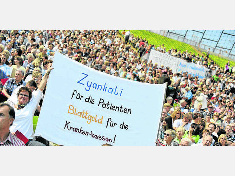Eindrucksvolle Kulisse: Im Olympiastadion probten Ärzte und Patienten den Schulterschluss gegen Medizinkonzerne. F.: dpa Eindrucksvolle Kulisse: Im Olympiastadion probten Ärzte und Patienten den Schulterschluss gegen Medizinkonzerne. F.: dpa
