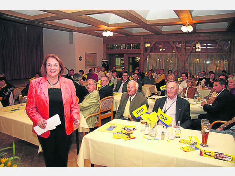 Im Zeichen der blau-gelben F&auml;hnchen: FDP-Spitzenkandidatin Sabine Leutheusser-Schnarrenberger spricht vor zahlreichen Interessierten im Wiesseer Postsaal. foto: Jackl
