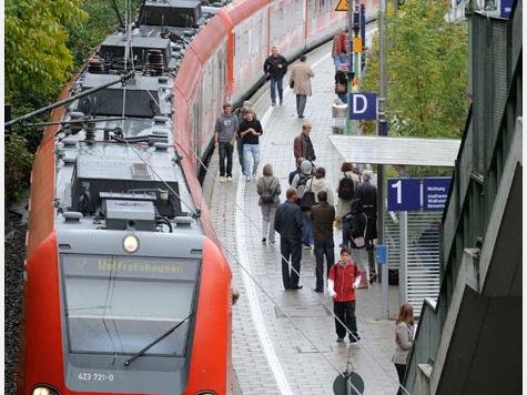 Vor fünf Jahren wurde die Notruf-Säule am Bahnhof Solln aufgebaut - aber nie angeschlossen. Vor fünf Jahren wurde die Notruf-Säule am Bahnhof Solln aufgebaut - aber nie angeschlossen.