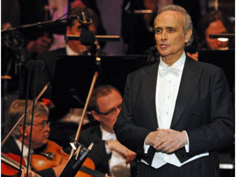 Der spanische Tenor José Carreras sang am Donnerstag auf dem Erfurter Domplatz. Der spanische Tenor José Carreras sang am Donnerstag auf dem Erfurter Domplatz.