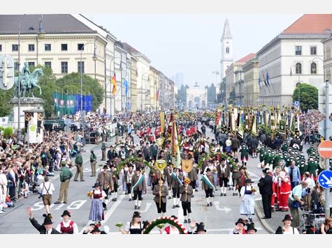 Der Trachten- und Sch&uuml;tzenzug zum Oktoberfest