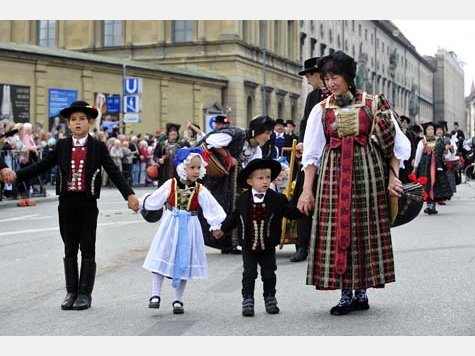 Der Trachten- und Sch&uuml;tzenzug zum Oktoberfest