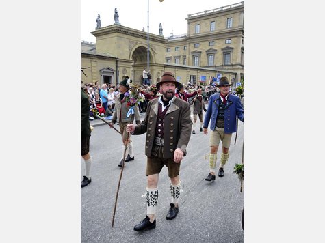 Der Trachten- und Sch&uuml;tzenzug zum Oktoberfest