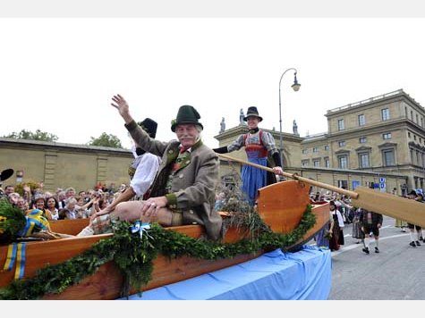 Der Trachten- und Sch&uuml;tzenzug zum Oktoberfest