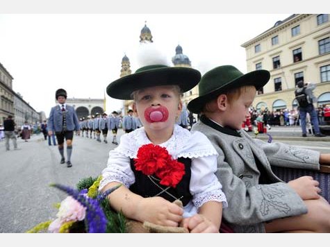 Der Trachten- und Sch&uuml;tzenzug zum Oktoberfest