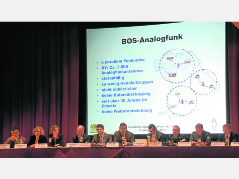 Die Referenten auf dem Podium hatten keinen leichten Stand, auch wenn Landrat Gottlieb Fauth (li.) gehofft hatte, &bdquo;Emotionen rauzukriegen&ldquo;. Foto: Mike Huber
