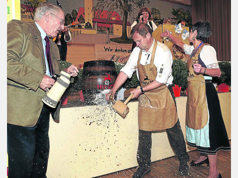 O’gspritzt is! Beim etwas missglückten Anzapfen von Braumeister Thorsten Jauch gibt es eine Bierdusche für Bürgermeister Helmut Englmann (l.). Christina Faußner-Koßick (r.) und Dagmar Dzulko (oben) bleiben trocken. Foto: Rammelsberger O’gspritzt is! Beim etwas missglückten Anzapfen von Braumeister Thorsten Jauch gibt es eine Bierdusche für Bürgermeister Helmut Englmann (l.). Christina Faußner-Koßick (r.) und Dagmar Dzulko (oben) bleiben trocken. Foto: Rammelsberger