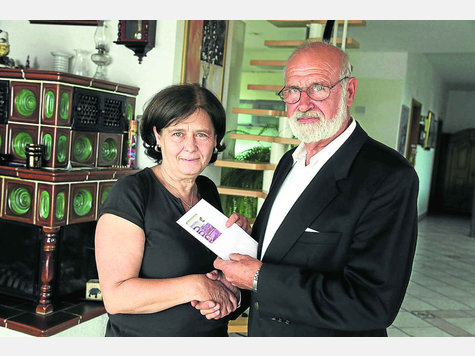 Einen Scheck mit 2500 Euro übergab Gert Prucker an die Vorsitzende der Allershausener Nachbarschaftshilfe Luciana Cicarella. Foto: Lehmann Einen Scheck mit 2500 Euro übergab Gert Prucker an die Vorsitzende der Allershausener Nachbarschaftshilfe Luciana Cicarella. Foto: Lehmann