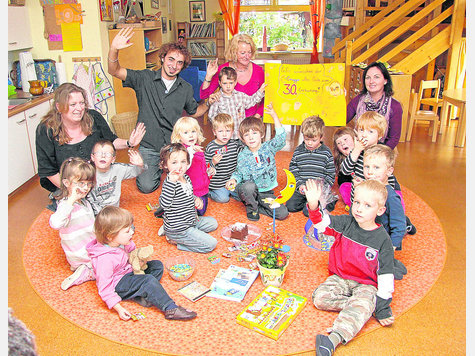 Wir sind die Geburtstagskinder: die Integrationsgruppe („Mondgruppe“) mit den Betreuern Angelika Felber, Johannes Botzky, Rosi Schwarze und Annette Rastel (v. li.). Foto: sh Wir sind die Geburtstagskinder: die Integrationsgruppe („Mondgruppe“) mit den Betreuern Angelika Felber, Johannes Botzky, Rosi Schwarze und Annette Rastel (v. li.). Foto: sh