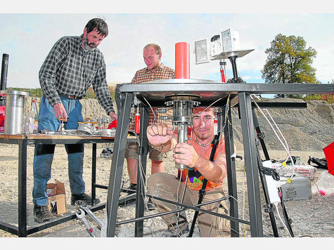Kompromiss zwischen Labor und Natur: Ulrich K&uuml;ppers (v.) und seine Kollegen treffen die letzten Vorbereitungen f&uuml;r das explosive Experiment. foto: leder