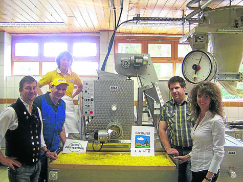 Garantiert ohne Gentechnik: Peter Denk (links) und Michaela Steiner (rechts) von der Solidargemeinschaft „Dachauer Land“ mit den Lieferanten Matthias und Irmi Wackerl sowie Stefan Deichl (von links). Foto: cb Garantiert ohne Gentechnik: Peter Denk (links) und Michaela Steiner (rechts) von der Solidargemeinschaft „Dachauer Land“ mit den Lieferanten Matthias und Irmi Wackerl sowie Stefan Deichl (von links). Foto: cb