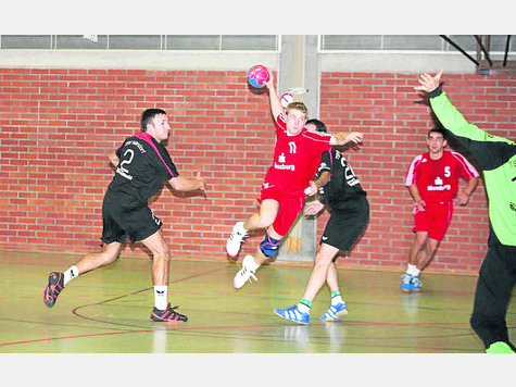 Max Welter (rotes Trikot) und die SG Moosburg verspielten den Sieg gegen das Spitzenteam aus Indersdorf. Foto: Albrecht Max Welter (rotes Trikot) und die SG Moosburg verspielten den Sieg gegen das Spitzenteam aus Indersdorf. Foto: Albrecht