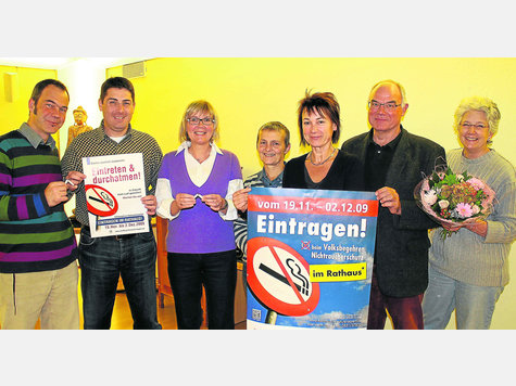 Unterstützen das Volksbegehren für besseren Nichtraucherschutz (v. l.): Stephan Glaubitz, Stefan Gentschew, Monika Wenger, Hanna Ermann, Helga Stieglmeier, Günther Kuhn und Jane Clouston. foto: oldach Unterstützen das Volksbegehren für besseren Nichtraucherschutz (v. l.): Stephan Glaubitz, Stefan Gentschew, Monika Wenger, Hanna Ermann, Helga Stieglmeier, Günther Kuhn und Jane Clouston. foto: oldach