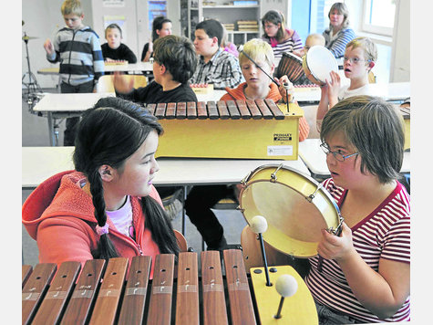 Gymnasiasten und Korbinian-Schüler im gemeinsamen Unterricht. Foto: Jürgen Rossmann Gymnasiasten und Korbinian-Schüler im gemeinsamen Unterricht. Foto: Jürgen Rossmann
