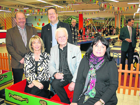 Kinder glücklich machen wollen mit dem Lollihop im Rennweg-Center Erding (v. l.): Peter und Renate Münch, Otto Heckl, Dr. Egon Lechner und Johanna Heckl. Foto: (ham) Kinder glücklich machen wollen mit dem Lollihop im Rennweg-Center Erding (v. l.): Peter und Renate Münch, Otto Heckl, Dr. Egon Lechner und Johanna Heckl. Foto: (ham)