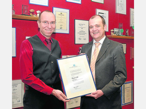Das &bdquo;Weltbeweger&ldquo;-Zertifikat &uuml;berreichte Uwe Amrhein (r.) im Namen der Stiftung B&uuml;rgermut an Rupert Vo&szlig;. Foto: big