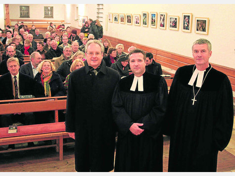 Einen Appell die grüne Gentechnik nicht in Bausch und Bogen abzulehnen, richtete Stephan Schleissing (Mitte) an die Gläubigen. Begrüßt wurde er von Hans-Roland Weiß (l., Mitglied des Kirchenvorstands) und Dekan Jochen Hauer. Foto: Gleixner Einen Appell die grüne Gentechnik nicht in Bausch und Bogen abzulehnen, richtete Stephan Schleissing (Mitte) an die Gläubigen. Begrüßt wurde er von Hans-Roland Weiß (l., Mitglied des Kirchenvorstands) und Dekan Jochen Hauer. Foto: Gleixner