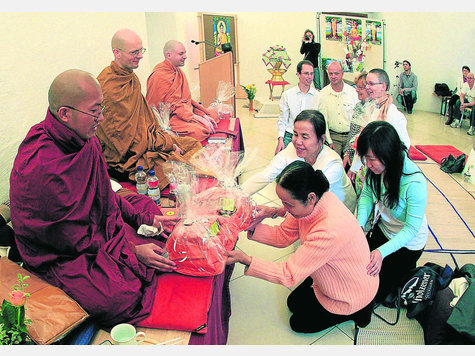 „Zum Wohlergehen und Glück auf lange Zeit“ spenden Buddhisten den Mönchen auf dem Domberg eine Mönchsrobe. glx „Zum Wohlergehen und Glück auf lange Zeit“ spenden Buddhisten den Mönchen auf dem Domberg eine Mönchsrobe. glx