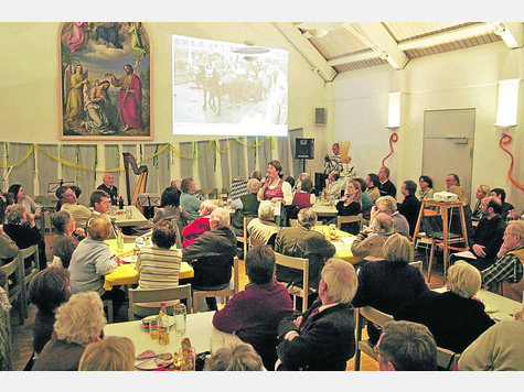 Der Abend mit Schöngeisinger G’schichten lockte viele Zuhörer an. Alle Plätze im Pfarrsaal waren besetzt. Foto: Kiener Der Abend mit Schöngeisinger G’schichten lockte viele Zuhörer an. Alle Plätze im Pfarrsaal waren besetzt. Foto: Kiener