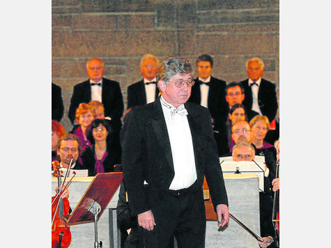 Abschied auf Raten: Albert Neuhauser dirigiert sein letztes Konzert. Foto: förtsch Abschied auf Raten: Albert Neuhauser dirigiert sein letztes Konzert. Foto: förtsch