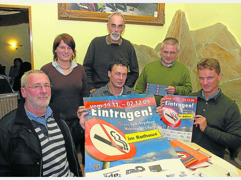 Sie wollen besseren Schutz für Nichtraucher: die Gründer des Aktionsbündnisses zum Volksbegehren in Bayern. V.l.: Hans Putzer, Elisabeth Roider (beide SPD), Peter Limmer (ÖdP, sitzend), Frauenarzt Lothar Klingsiek, Allgemeinarzt Winfried Dresel und Johannes Küster von den Grünen. foto: andreas leder Sie wollen besseren Schutz für Nichtraucher: die Gründer des Aktionsbündnisses zum Volksbegehren in Bayern. V.l.: Hans Putzer, Elisabeth Roider (beide SPD), Peter Limmer (ÖdP, sitzend), Frauenarzt Lothar Klingsiek, Allgemeinarzt Winfried Dresel und Johannes Küster von den Grünen. foto: andreas leder
