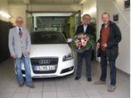 Gewinner der Verlosung bei der ‚Autoschau Freising holt bei Autohaus seinen Wagen ab