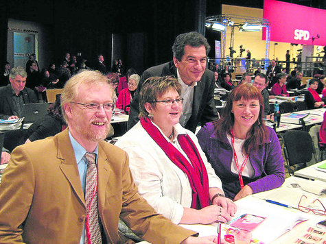 Beim SPD-Bundesparteitag in Dresden. Von links Dominic Scales (Weilheim-Schongau), Hanni Baur (Landsberg), MdB Klaus Barthel und Angelica Dullinger (Tölz-Wolfratshausen). Beim SPD-Bundesparteitag in Dresden. Von links Dominic Scales (Weilheim-Schongau), Hanni Baur (Landsberg), MdB Klaus Barthel und Angelica Dullinger (Tölz-Wolfratshausen).