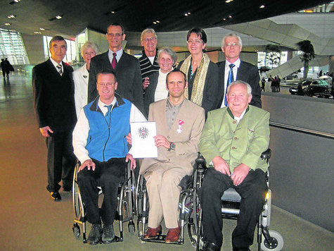 Gemeinsame Freude über die Auszeichnung: der Handbiker Elmar Sternath (v.m.) im Kreise der Gratulanten. Foto: kn Gemeinsame Freude über die Auszeichnung: der Handbiker Elmar Sternath (v.m.) im Kreise der Gratulanten. Foto: kn