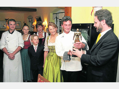 Den goldenen Gaston überreichte (v. li.) Klaus Kilfitt (Gastro Award Deutschland) den „Forsthaus“-Inhabern Maximilian und Nadja Plötz. Inna Basina, Maximilian Plötz (jun.), Mandy Bochnik und Irek Basina gratulierten. foto: pröhl Den goldenen Gaston überreichte (v. li.) Klaus Kilfitt (Gastro Award Deutschland) den „Forsthaus“-Inhabern Maximilian und Nadja Plötz. Inna Basina, Maximilian Plötz (jun.), Mandy Bochnik und Irek Basina gratulierten. foto: pröhl