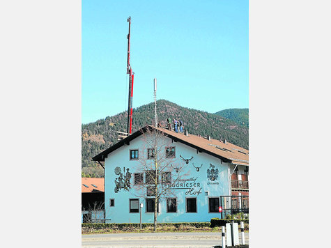 Die UMTS-Antenne auf dem Dach des &bdquo;Lenggrieser Hofs&ldquo; wird seit Dienstag installiert. Foto: F. Speer