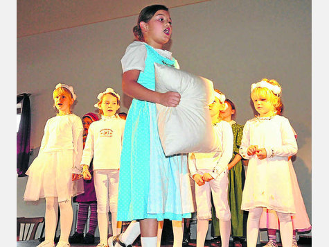 Die Kindergruppe unterhielt die G&auml;ste mit dem Singspiel &bdquo;Frau Holle&ldquo; unter der Leitung von Johannes Appelshoffer.