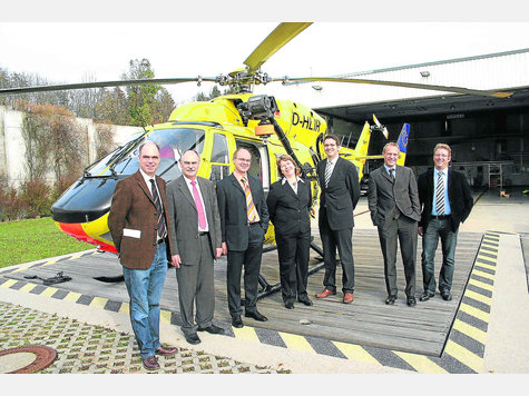 Gruppenbild vor dem ADAC-Rettungshelikopter: (v. l.) Hubschrauberarzt Dr. Thomas van Boemmel, UKM-Chef Prof. Dr. Volker B&uuml;hren, Hubschrauberarzt Dr. Alfred Zobel, Susanne Matzke-Ahl (ADAC-Luftrettung), Rolf Mehringer (Innenministerium), Matthias Ruppert (ADAC-Luftrettung), Christoph Fischer (Vize-Chef der Rettungsleitstelle). foto: lory
