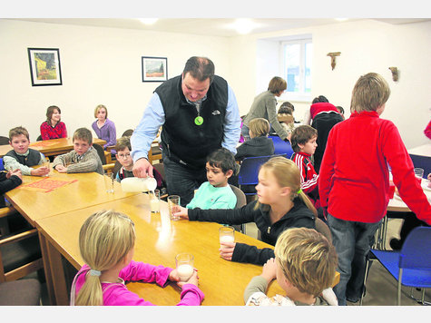 Landrat Josef Niedermaier schenkte den Kindern seiner Mitarbeiter Milch ein. Foto: tf
