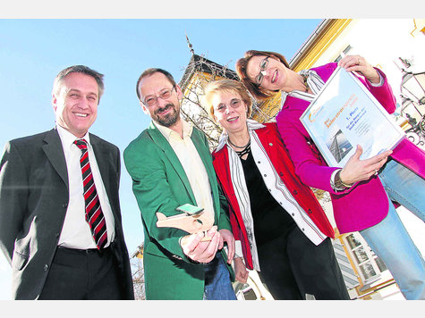 Nummer eins im Oberland: B&uuml;rgermeisterin Cornelia Irmer (2. v. re.) freut sich &uuml;ber die Auszeichnung der Energiewende Oberland, vertreten durch (v. li.) Manfred Z&auml;h, Thomas Martin und Martina Raschke. foto:hermsdorf