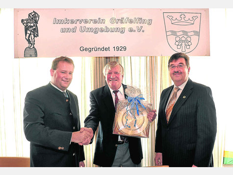 Mit einem Teller der Gemeinde bedankte sich Gräfelfings 2. Bürgermeister Peter Köstler (li.) beim Vorsitzenden Rudolf Neuhäuser für das über die Grenzen der Region hinausreichende Engagement des Imkervereins. Ehrengast der Jubiläumsfeier war Peter Maske (r.), Präsident des Deutschen Imkerbundes. Foto: Sauer Mit einem Teller der Gemeinde bedankte sich Gräfelfings 2. Bürgermeister Peter Köstler (li.) beim Vorsitzenden Rudolf Neuhäuser für das über die Grenzen der Region hinausreichende Engagement des Imkervereins. Ehrengast der Jubiläumsfeier war Peter Maske (r.), Präsident des Deutschen Imkerbundes. Foto: Sauer