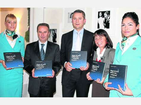 Einen entspannten Flug w&uuml;nschen (v. l.) Katharina Herzog, Fabio Cassan, J&ouml;rg Eberhart, Laura del Fabrio und Giada Gardin.