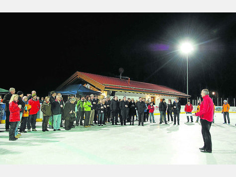 Zur Premiere des Tegernseer Winter-Openings begr&uuml;&szlig;t TTT-Chef Georg Overs (r.) zahlreiche G&auml;ste in der Kunsteis-Arena. Die wenig winterliche Witterung tr&uuml;bt die gute Laune nicht. Foto: Leder