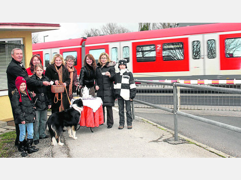 Nur noch mit Galgenhumor sind die Situation am Bahnübergang in der Bezirksstraße und die Lärmbelastung zu ertragen. So haben schon in einer Aktion Reiner Sirl, Tatjana Kaminski, Angie Sirl, Heidi Block, Julia Sirl und Inge Schach mit den Kindern Sarah, Nadja und Maximilian symbolisch Maut kassiert an der Schranke, für Lärmschutzmaßnahmen. Foto: mic/Archiv Nur noch mit Galgenhumor sind die Situation am Bahnübergang in der Bezirksstraße und die Lärmbelastung zu ertragen. So haben schon in einer Aktion Reiner Sirl, Tatjana Kaminski, Angie Sirl, Heidi Block, Julia Sirl und Inge Schach mit den Kindern Sarah, Nadja und Maximilian symbolisch Maut kassiert an der Schranke, für Lärmschutzmaßnahmen. Foto: mic/Archiv