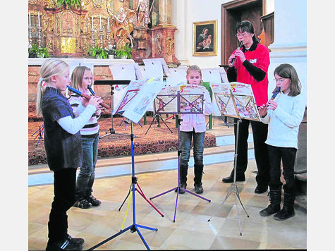 Die jüngsten Flötistinnen Magdalena Walch, Johanna Steiner, Johanna Hecht und Nicole Wagner (von links) zeigten zusammen mit Lehrerin Nicola Hahn ihr Können. Foto: ink Die jüngsten Flötistinnen Magdalena Walch, Johanna Steiner, Johanna Hecht und Nicole Wagner (von links) zeigten zusammen mit Lehrerin Nicola Hahn ihr Können. Foto: ink
